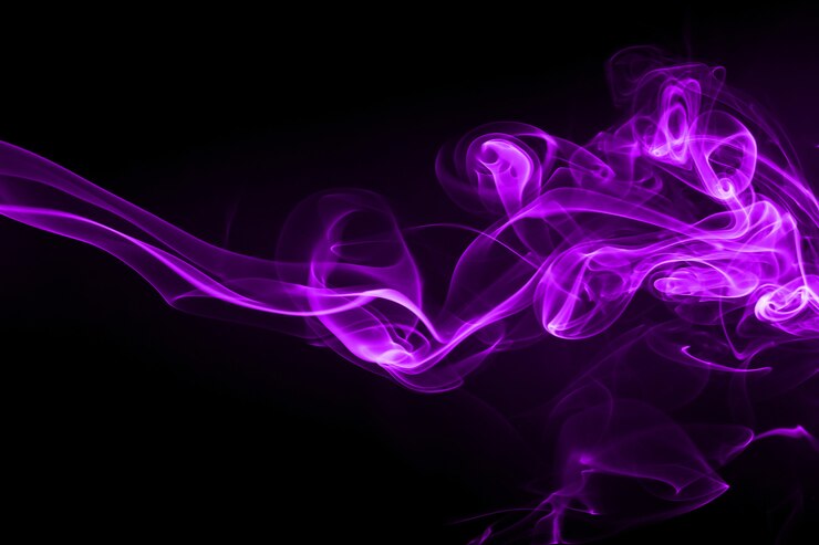 Estratto porpora del fumo su fondo nero e sul concetto di oscurità