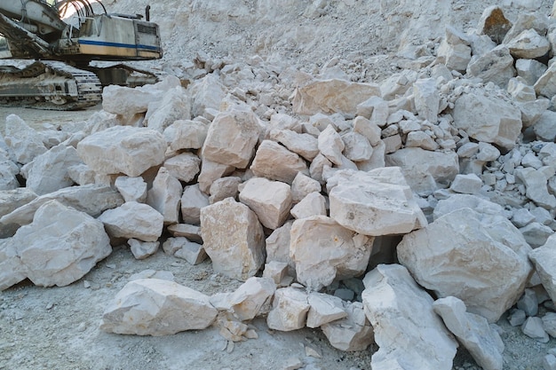 Estrazione a cielo aperto di materiali da costruzione in pietra arenaria.