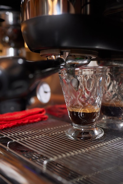 Estrazione del caffè da macchina da caffè professionale con filtro senza fondo