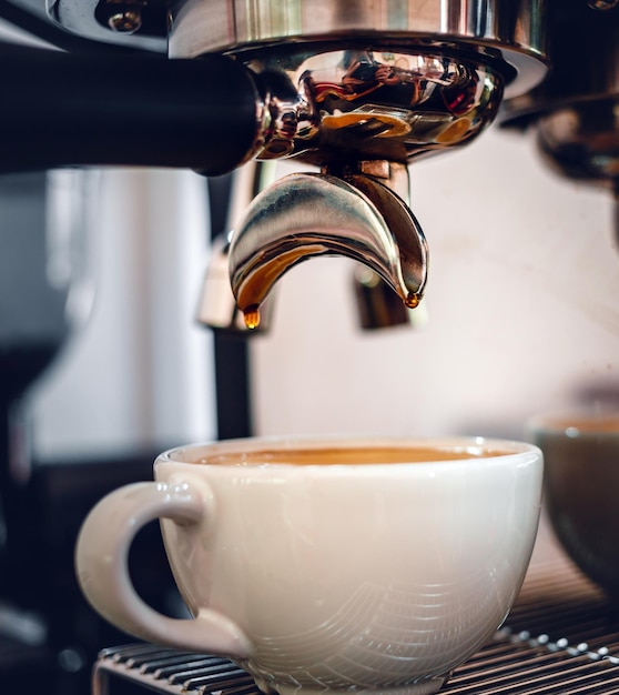 Estrazione del caffè espresso da una macchina da caffè professionale con filtro senza fondo