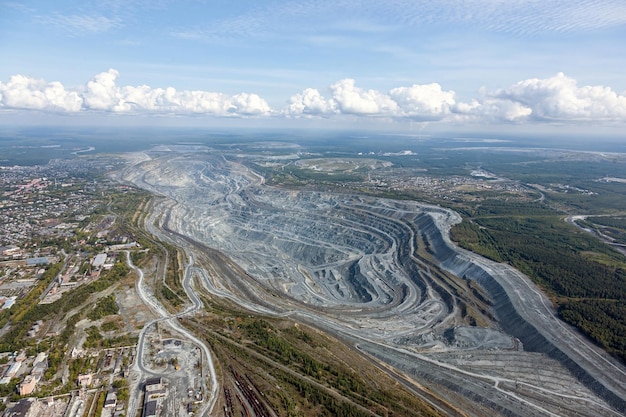 Estrazione di amianto vista a volo d'uccello di una cava mineraria opere minerarie