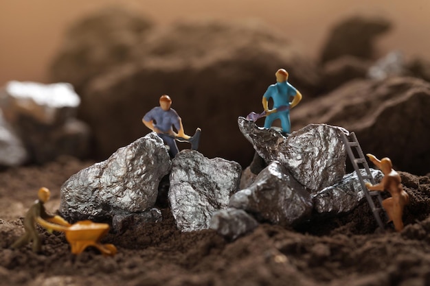 Estrazione di cobalto litio Lavoratore in miniatura minerario di zinco metallo e argento Estrazione di risorse minerarie