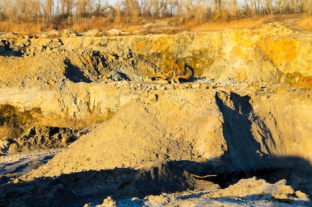 Estrazione di risorse minerarie nella cava di granito