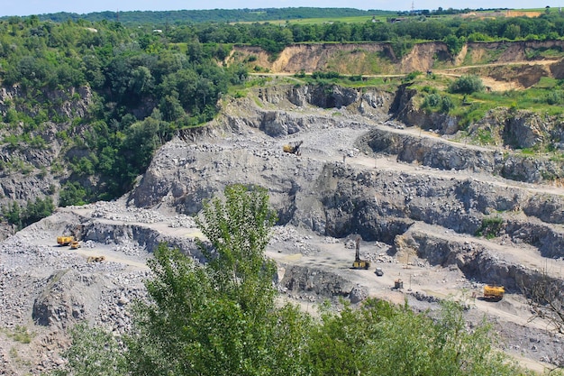 Estrazione di risorse minerarie nella cava di granito