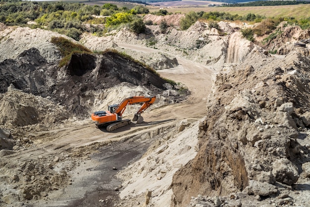 Estrazione in cava di sabbia in estate sand