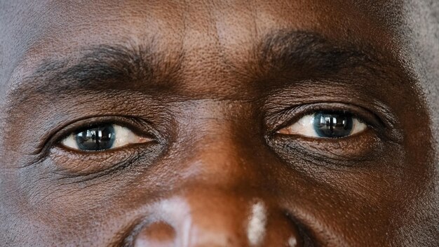 Estremo primo piano parte del corpo umano maschio rugoso viso afroamericano anziano uomo adulto anziano con