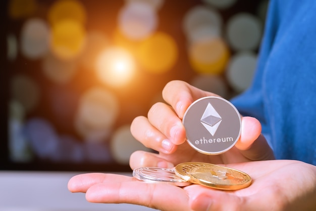 Ethereum, Litecoin, Bitcoin, Ripple. Le donne tengono a portata di mano la moneta della criptovaluta