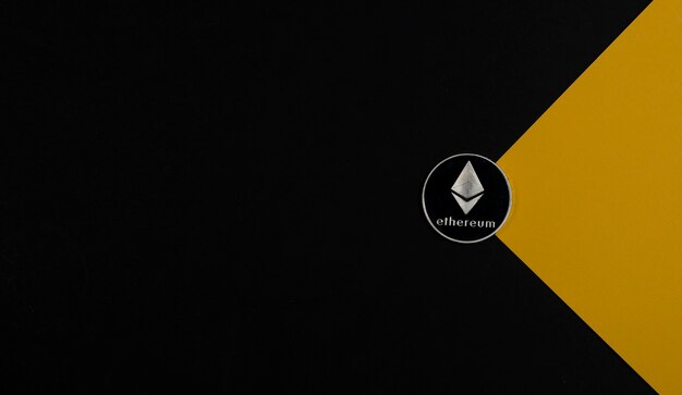 Ethereum o moneta d'argento eth su banner nero e giallo con copia spazio per testo e cripta con raggio di luce