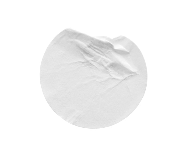 Etichetta adesiva di carta rotonda bianca vuota isolata su sfondo bianco con tracciato di ritaglio