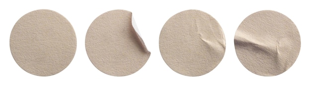 Etichetta adesiva di carta rotonda vuota isolata su sfondo bianco