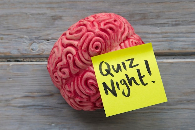 Etichetta della notte del quiz bloccata su un cervello