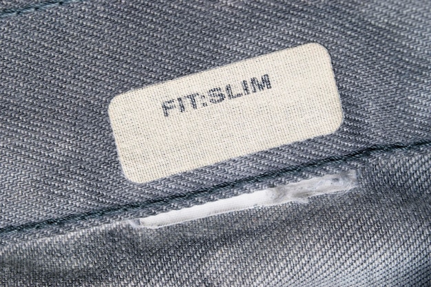 Etichetta di abbigliamento slim fit