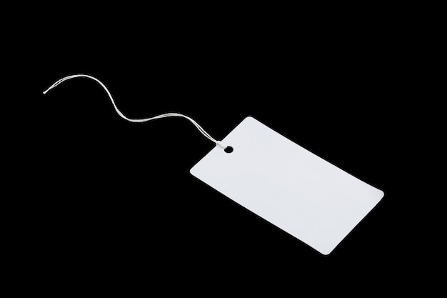 etichetta di carta bianca cartellino del prezzo per abbigliamento in cartone spesso isolato su sfondo nero