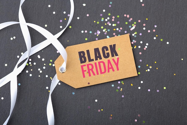 Etichetta di vendita del black friday con nastro bianco e glitter