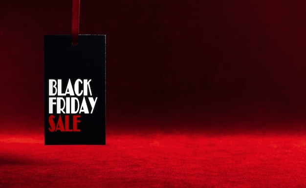 Etichetta di vendita del Black Friday su sfondo rosso scuro