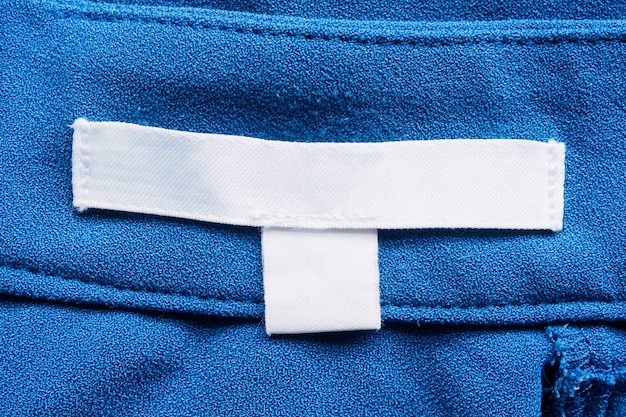 etichetta di vestiti per la cura del bucato in bianco
