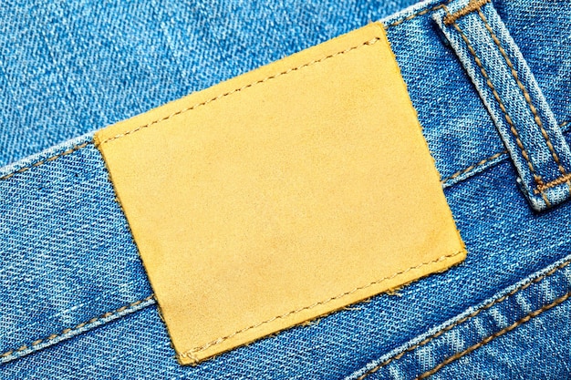 Etichetta in pelle vuota sullo spazio dei jeans per il tuo testo