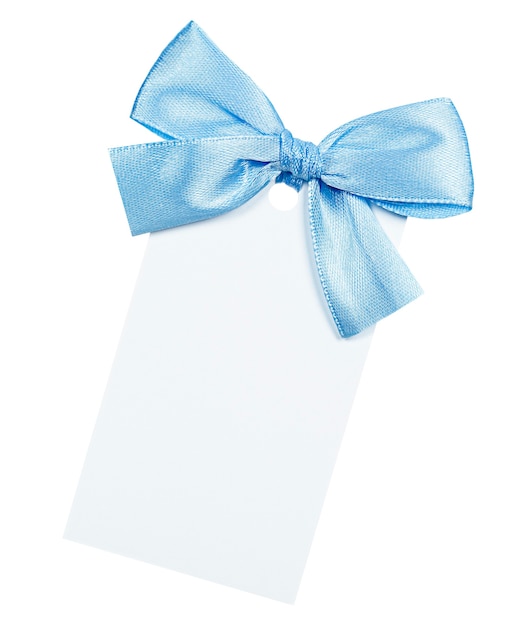Etichetta regalo bianca vuota con fiocco azzurro su bianco isolato