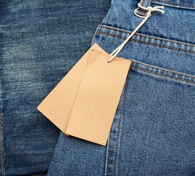 Etichetta rettangolare marrone vuota legata nella tasca posteriore dei jeans