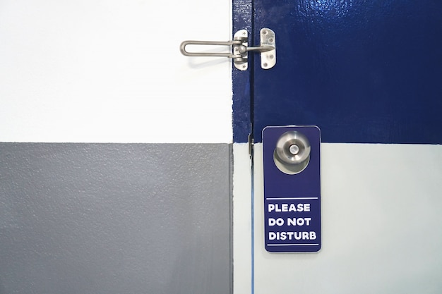 Etichetta si prega di non disturbare bianco con blu appendere alla porta in hotel.