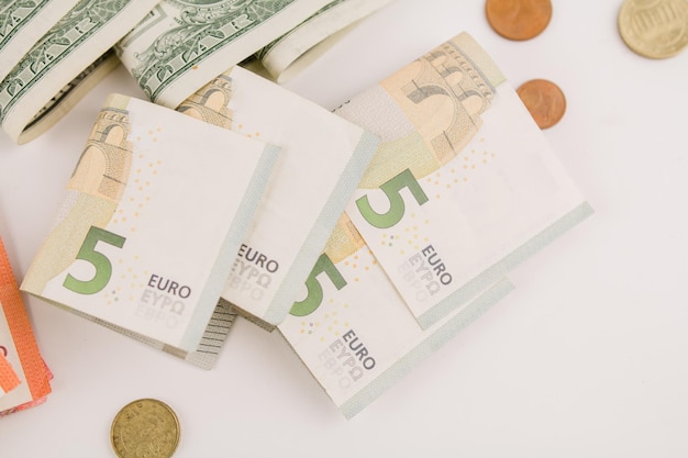 Euro cartamoneta con monete su sfondo bianco