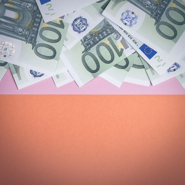 Euro contanti su uno sfondo rosa e arancio