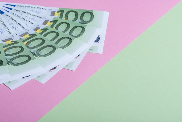 Euro contanti su uno sfondo rosa e verde