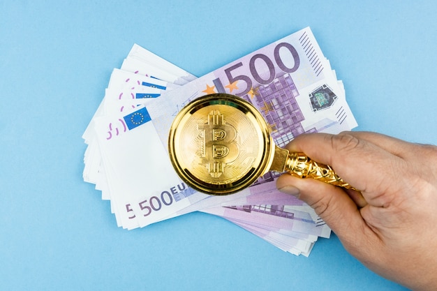 Euro di Bitcoin su fondo blu