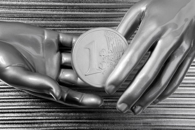 Euro monete d&#39;argento in mani di robot futuristico