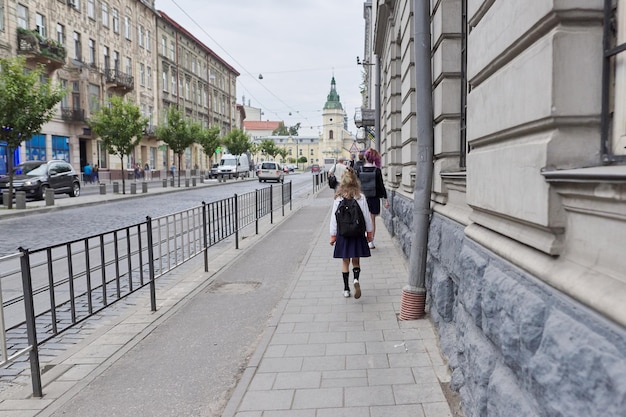 Europa, Leopoli, gente che cammina lungo le strade della città, scolari con zaini che vanno a scuola