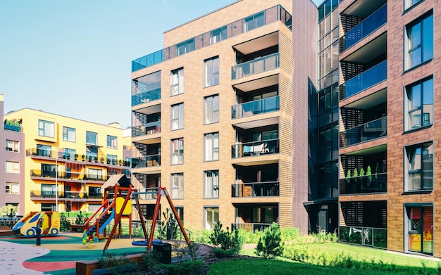 Europa Parco giochi per bambini nel complesso del quartiere di edifici residenziali. E strutture esterne.