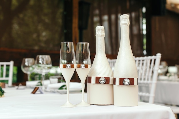 Evento di matrimonio Sulla tavola decorata con una bottiglia di champagne e bicchieri