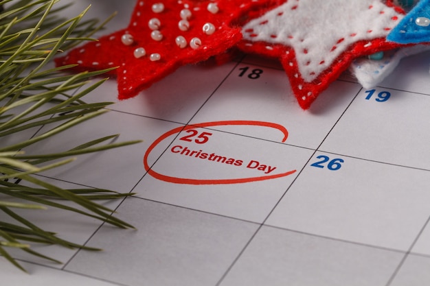 Evidenziando la data di Natale sul calendario