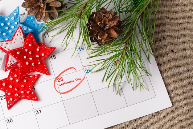 Evidenziando la data di Natale sul calendario