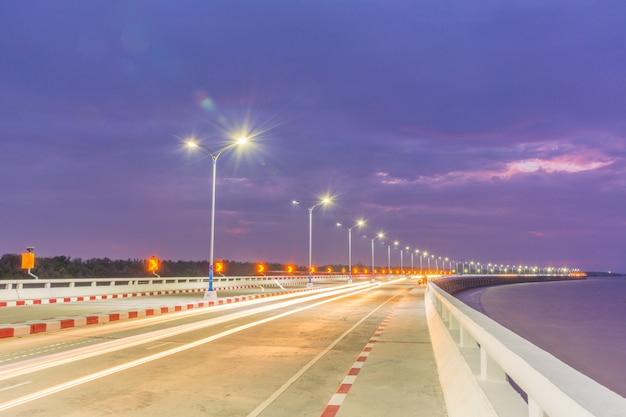 Expressway di notte girato.