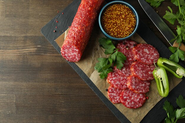 ÃƒÂ Ã‚Â¡oncept di cibo gustoso con salame su sfondo scuro