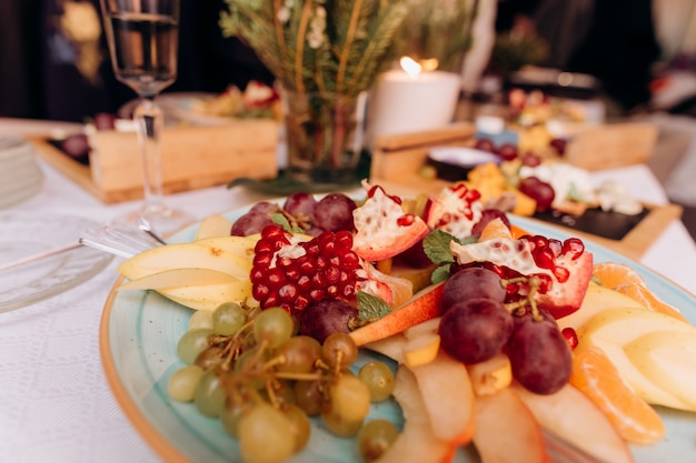 Fa un spuntino il cibo delizioso del piatto della tavola di festa della frutta