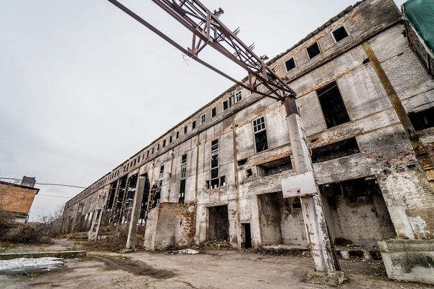 Fabbrica abbandonata distrutta dopo la guerra, distruzione di vetri rotti, spaventosa composizione industriale