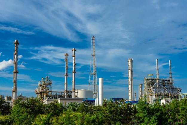 Fabbrica della resina di plastica in industriale con il cielo nuvoloso.