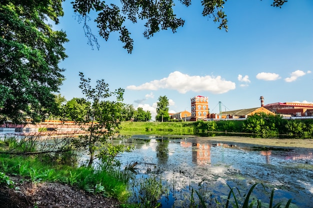 Fabbrica di carta sulla riva del fiume