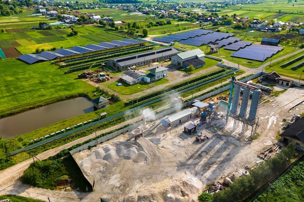 Fabbrica di lavorazione presso il sito minerario che produce materiali da costruzione in cemento