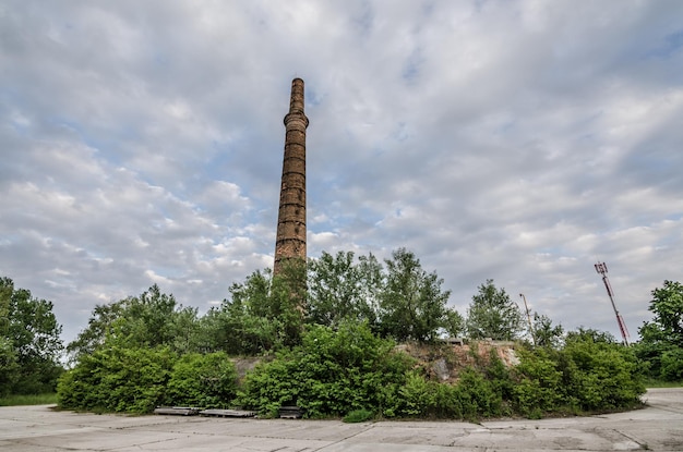 Fabbrica di mattoni con camino