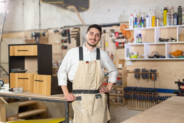 Fabbrica di mobili, piccole aziende e concetto di persone - Ritratto di un lavoratore maschio sorridente alla produzione