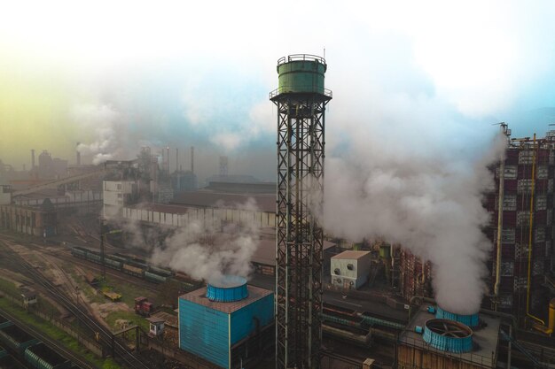 Fabbrica di produzione industriale di ferro durante la produzione vista aerea dall'esternotra i fumi