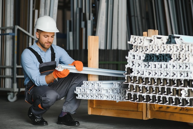 Fabbrica per la produzione di serramenti in alluminio e PVC Operaio che monta serramenti in PVC