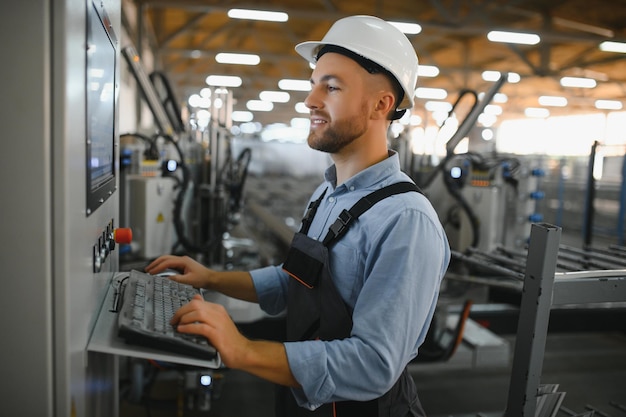 Fabbrica per la produzione di serramenti in alluminio e PVC Operaio che monta serramenti in PVC