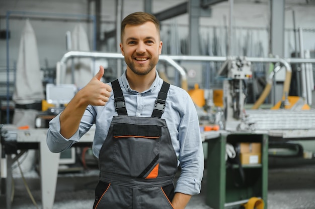 Fabbrica per la produzione di serramenti in alluminio e PVC Operaio che monta serramenti in PVC