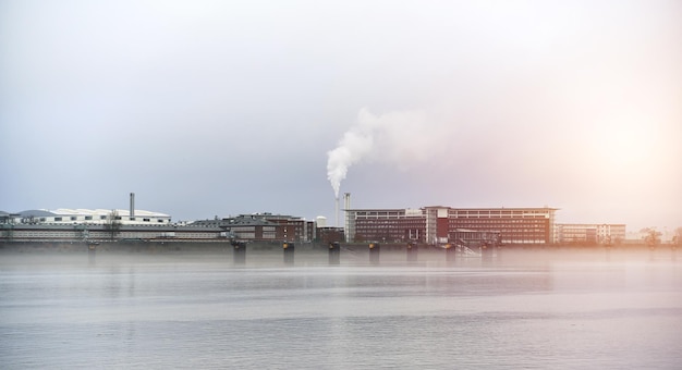 Fabbrica sul fiume Stabilimento in Germania Fumo dalla zona industriale del camino