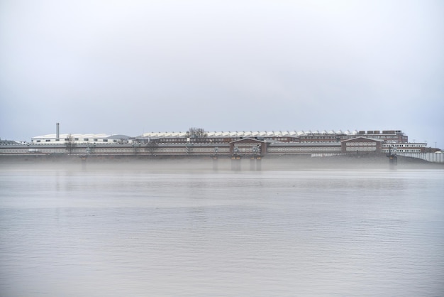 Fabbrica sul fiume Stabilimento in Germania Fumo dalla zona industriale del camino