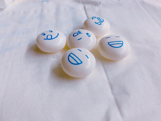 Facce antropomorfe su caramelle